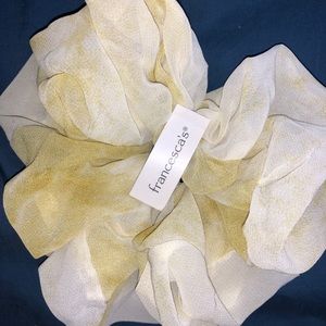 FRANCESCA’S jumbo scrunchie